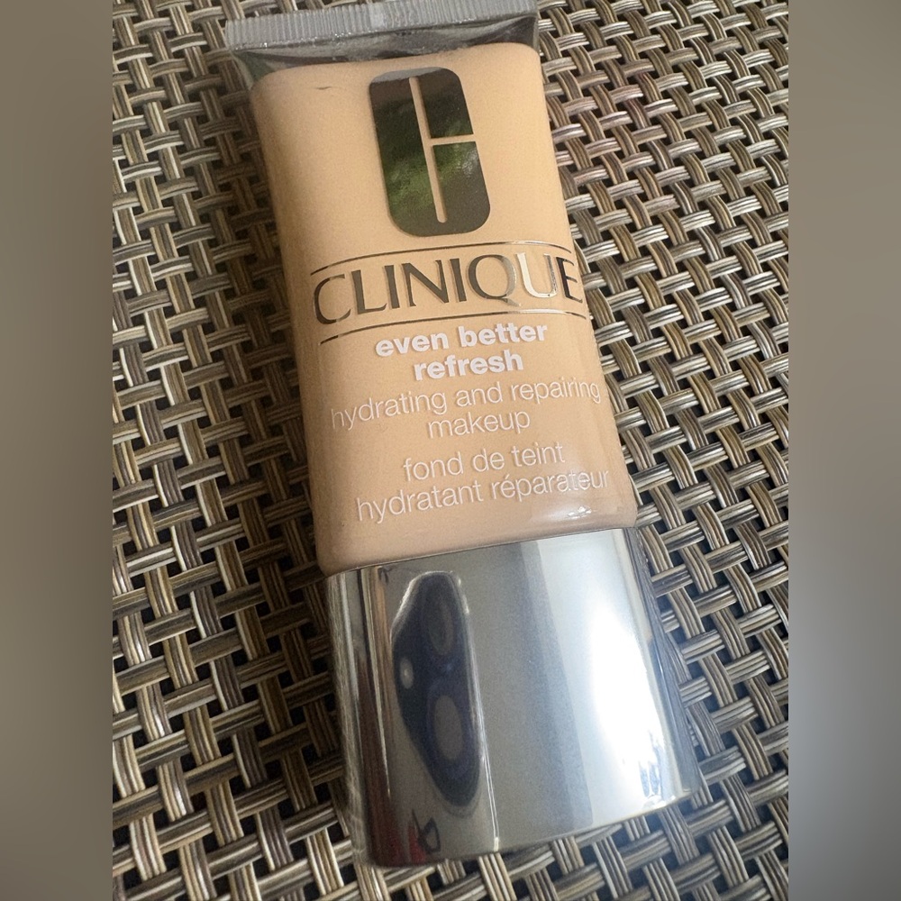 Clinique Even Better Refresh Makeup - 61 Ivory, brand new sealed, no box